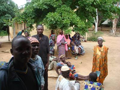 http://www.phans.asso.fr/Les%20missions/Octobre%20-%20Novembre%202009%20-%20John%20et%20Vincent/2.Le%20centre%20de%20Banikanni%20la%20cour.JPG